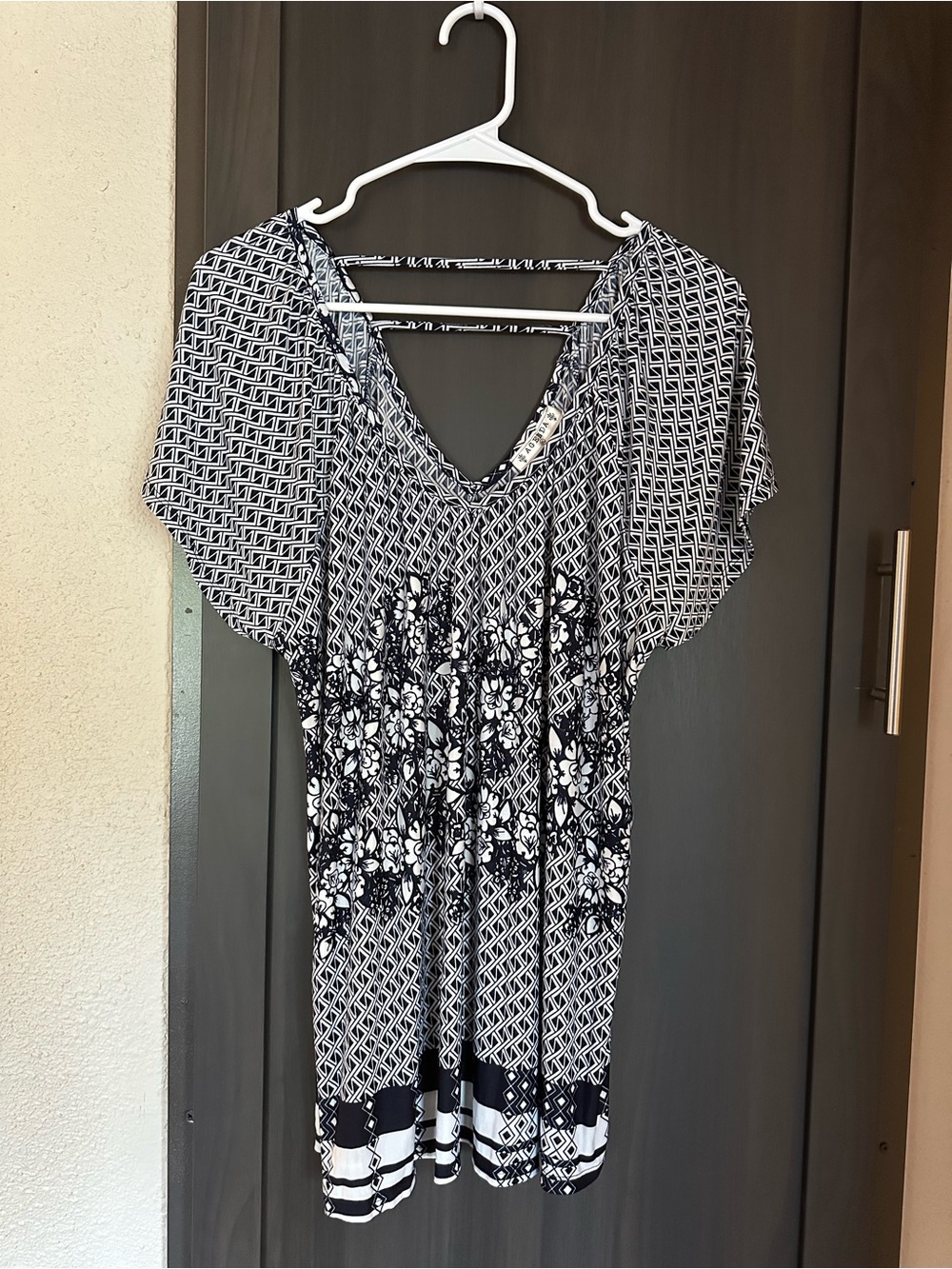 Womens Navy & White Patterned V-Neck Short Sleeve Top